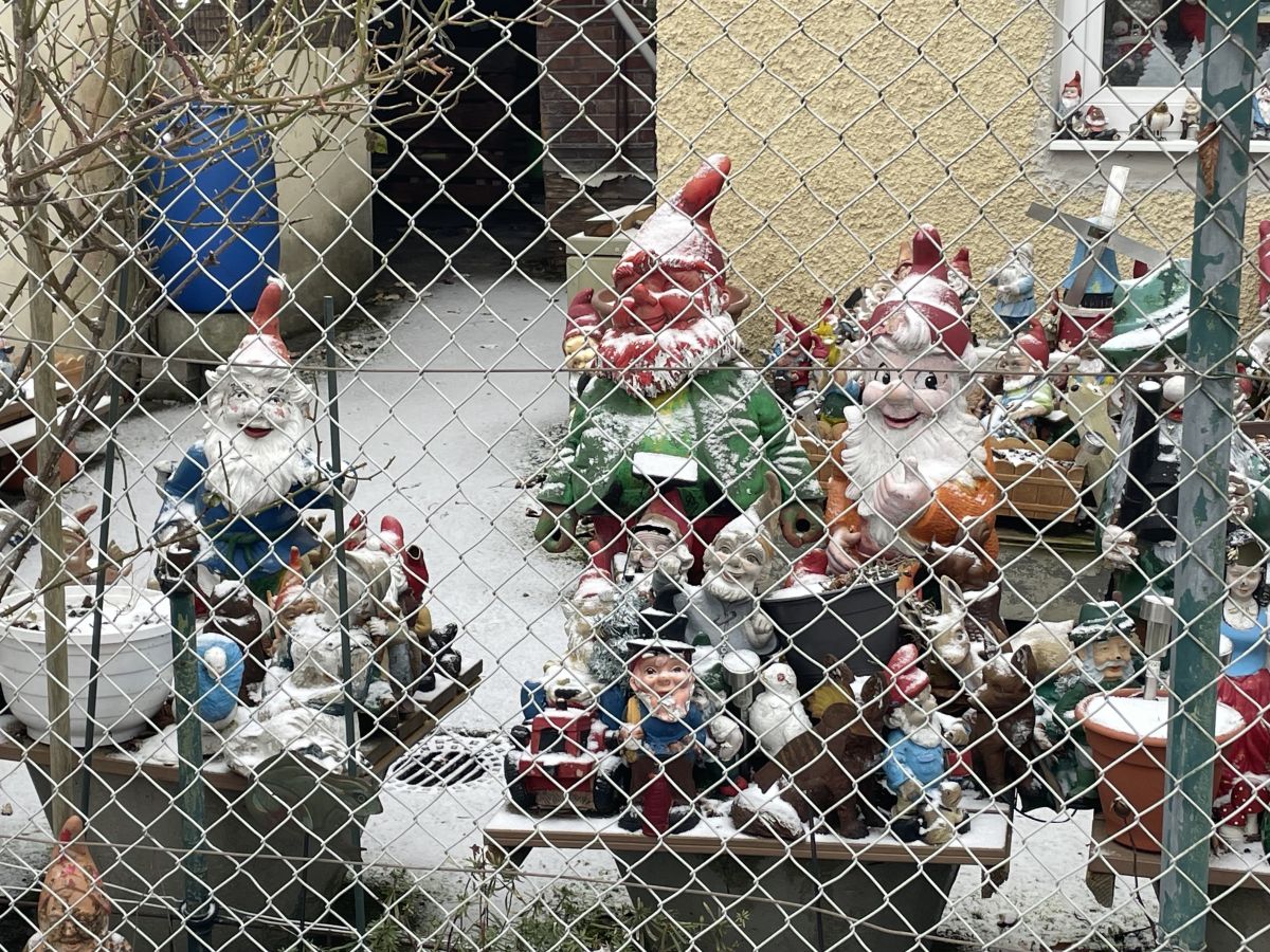 verschneite Gartenzwerge